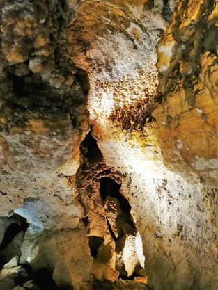 Stěna Zbrašovských aragonitových jeskyní, která vznikla koblihovým potahem
