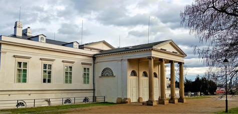 Letohrádek Kinských, ale i celou Zahradu Kinských odkoupilo město v roce 1901