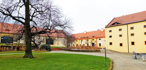 Hospodářský dvůr, který náležel zámku ve Ctěnicích