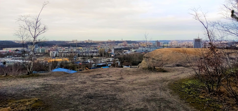 Metropole viděná z vyhlídky v PP Cihelna v Bažantnici v devátém pražském obvodu