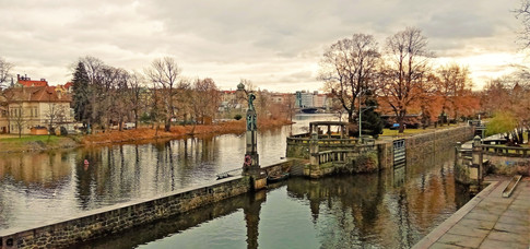 Symbolická socha Vltavy na protažené šíji Dětského ostrova