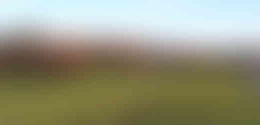 Vrcholek Makču Pikču nad Centrálním parkem a s nejvyššími budovami na pozadí na Slunečním náměstí v Nových Butovicích