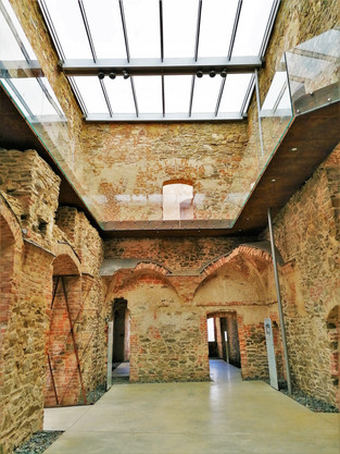 Soutěže na zastřeší torza Helfštýnu se zúčastnilo několik ateliérů; vědecká rada však měla podmínku, aby se nezměnil vzhled hradu, a tak byl vybrán způsob zastřešení skleněnými tabulemi