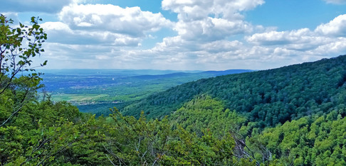 Z Jezerky jsou dokonce vidět i kouřící komíny Tušimické elektrárny