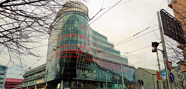 Sto padesát milionů malých kovových teček vytváří na skleněném plášti domu Zlatý Anděl obraz andělské bytosti