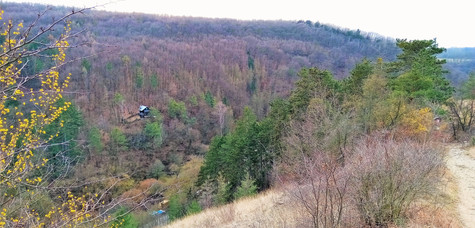 V těchto místech se Radotínský potok zařezává hluboce do Radotínského údolí