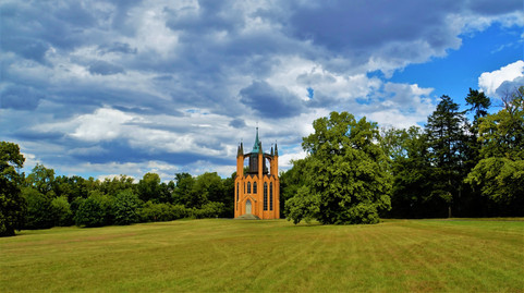Budova Gotického templu v Krásném Dvoře je k nepřehlédnutí