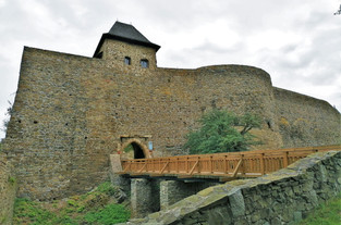 Každý návštěvník Helfštýna musí projít první branou, která je součástí Široké zdi; ta je dlouhá 94 metrů a široká 9 metrů a patří k největším fortifikačním objektům Evropy