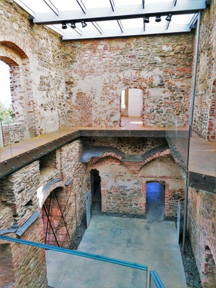 Skleněné zábrádlí umožňuje návštěvníkovi na Helfštýně vidět najednou průřez celým hradním palácem