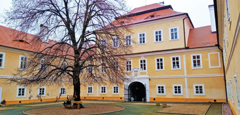 Nádvoří Litvínovského zámku; návrh je prací architekta Františka Maxmiliána Kaňky