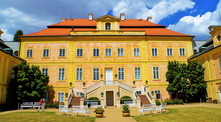 Pohled z nádvoří na hlavní budovu zámku