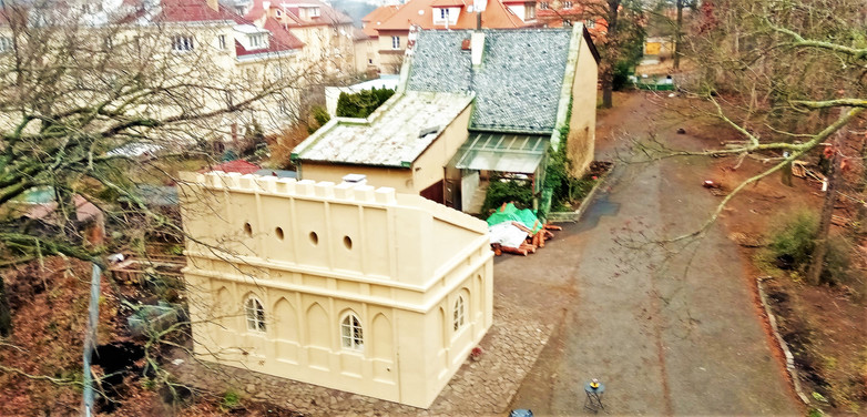 Novogotická hájovna je tvarově velmi zajímavou stavbou a takto se na ní můžete podívat z vyhlídkové věže Cibulka ve stejnojmenném parku