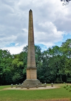 Obelisk najdeme v zámeckém parku v Krásném Dvoře na konci lesní kolonády Mílovka