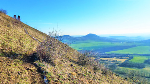 Cesta pod vrcholem Milé