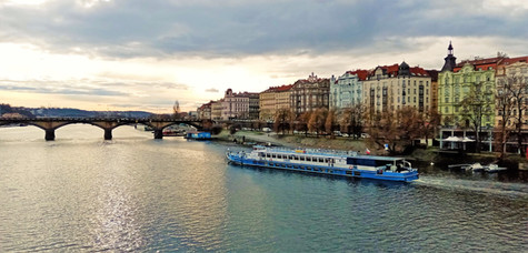 Výletní loď pluje podél Janáčkova nábřeží u břehy Prahy 5 mezi Jiráskovým a Palackého mostem