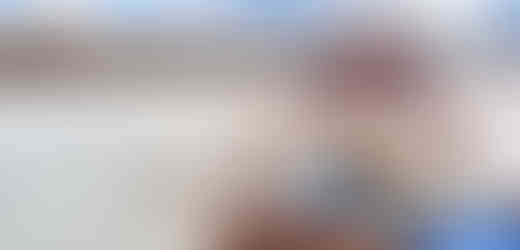 Častečně zamrzlá hladina Dlouhého rybníka na Zadním Cínovci