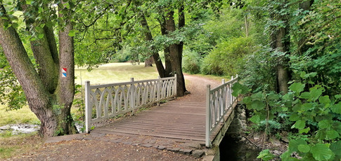Bílé mostní konstrukce vás v zámeckém parku Krásný Dvůr přenášejí pohodlně z jednoho břehu Lesky na druhý