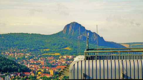 Hora Bořeň viděná z výšky 144 metrů - ochozu elektrárny v Ledvicích