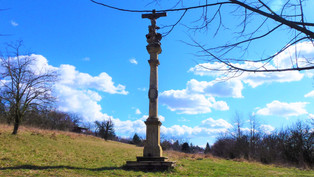 Toskánský sloup se sochou Ukřižování Krista v poutní aleji na Svatý Kopeček