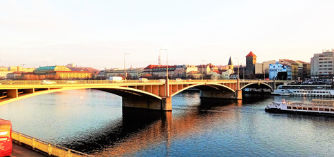 Pohled zboku na Štefánikův most