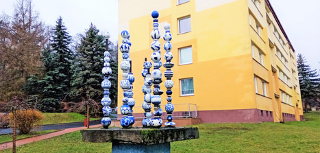 Čemu jinému by měli v Dubí postavit pomník, než tomu co se jim podařilo proslavit v celém světě - porcelánu s cibulákovým vzorem