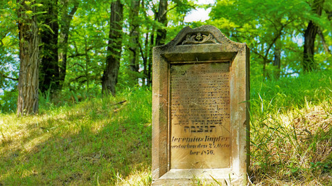 V poslední části 18. století se židovské osídlení v oblasti začíná koncentrovat do Libyně - sloužil židovský hřbitov v Drahonicích