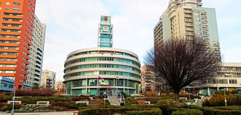 Uprostřed Slunečního náměstí stojí budova radnice s prosklenou Sluneční věží