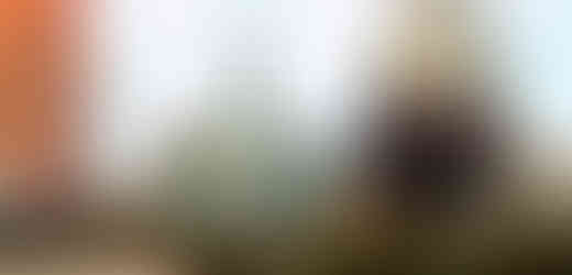 Uprostřed Slunečního náměstí stojí budova radnice s prosklenou Sluneční věží