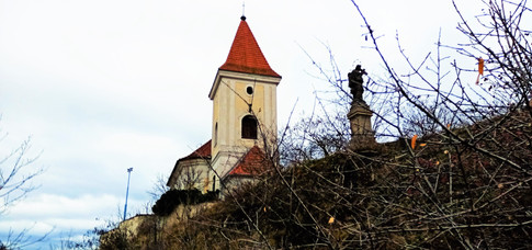 Zlíchovský kostelík svatých Filipa a Jakuba sedí na skalním výchozu
