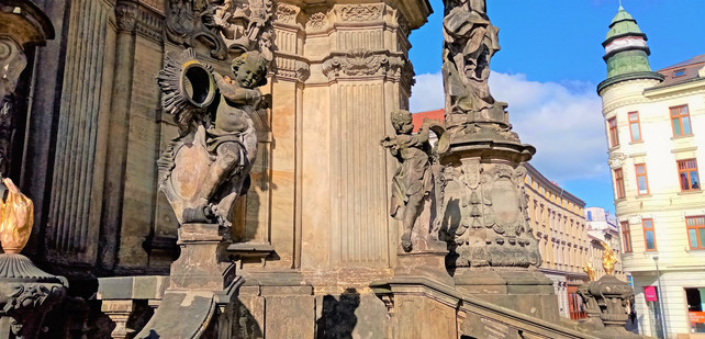 Sochařská výzdoba ve spodním patře Sloupu Nejsvětější Trojice v Olomouci