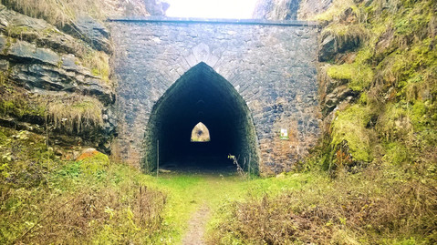 Místo, kterým v lomu NPP Požáry dřív jezdily těžební malodrážky