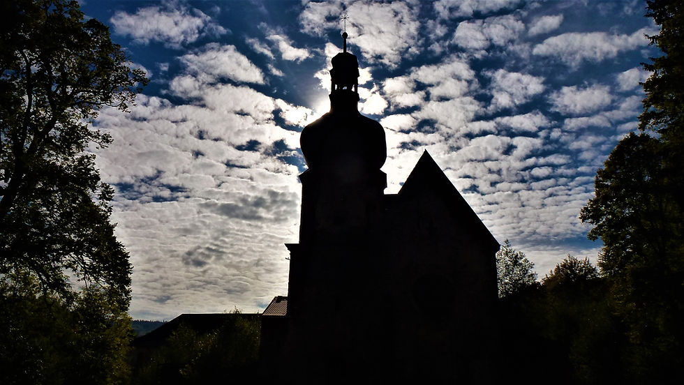 Západ slunce nad siluetou augustiánského