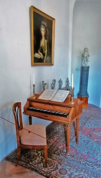 Klavír s barevně obrácenou klaviaturou na zámku Krásný Dvůr