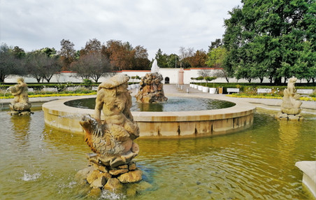 Sochy z centrální kašny se vrátily na své místo až po nákladné rekonstrukci; do té doby tvořily sochařskou výzdobu zdejšího parku