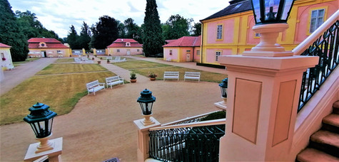 Zákoutí se schodišťovými lampami