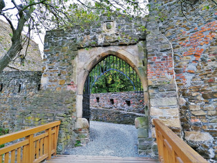 I třetí hradní brána Helfštýna je dílem Viléma Pernštejna; vznikla však o něco později než brána druhá