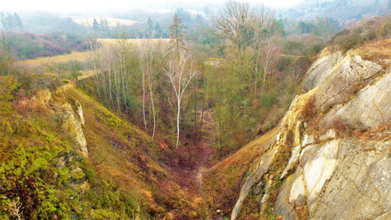 Pohled do lomu Prastav, který je NPP U Nového mlýna