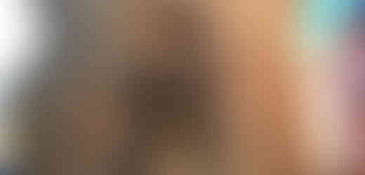 Socha svatého Jana Sarkandra zdobí vnější výklenek na olomoucké kapli svatého Jana Sarkandera