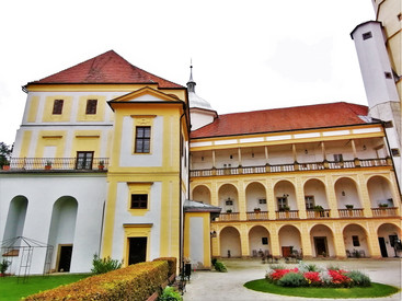 Nádvoří tovačovského zámku s renesančními arkádami