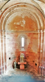 Velmi cenné je románské okno uprostřed kněžiště v půlkruhové apsidě kostela svatého Jakuba Většího ve Vroutku