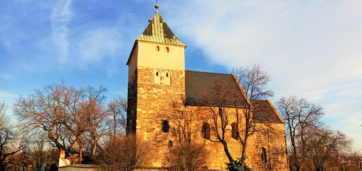 Kostel svatého Bartoloměje v Kyjích je učebnicí románského slohu