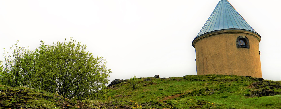 Mědník dosahuje vrcholu ve výšce 910 metrů nad mořem a je odevšad viditelný