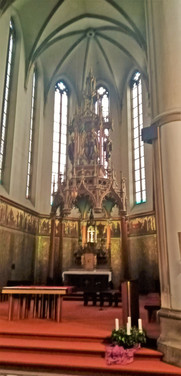 Pohled do presbytáře kostela svatého Antonína Paduánského v Holešovicích