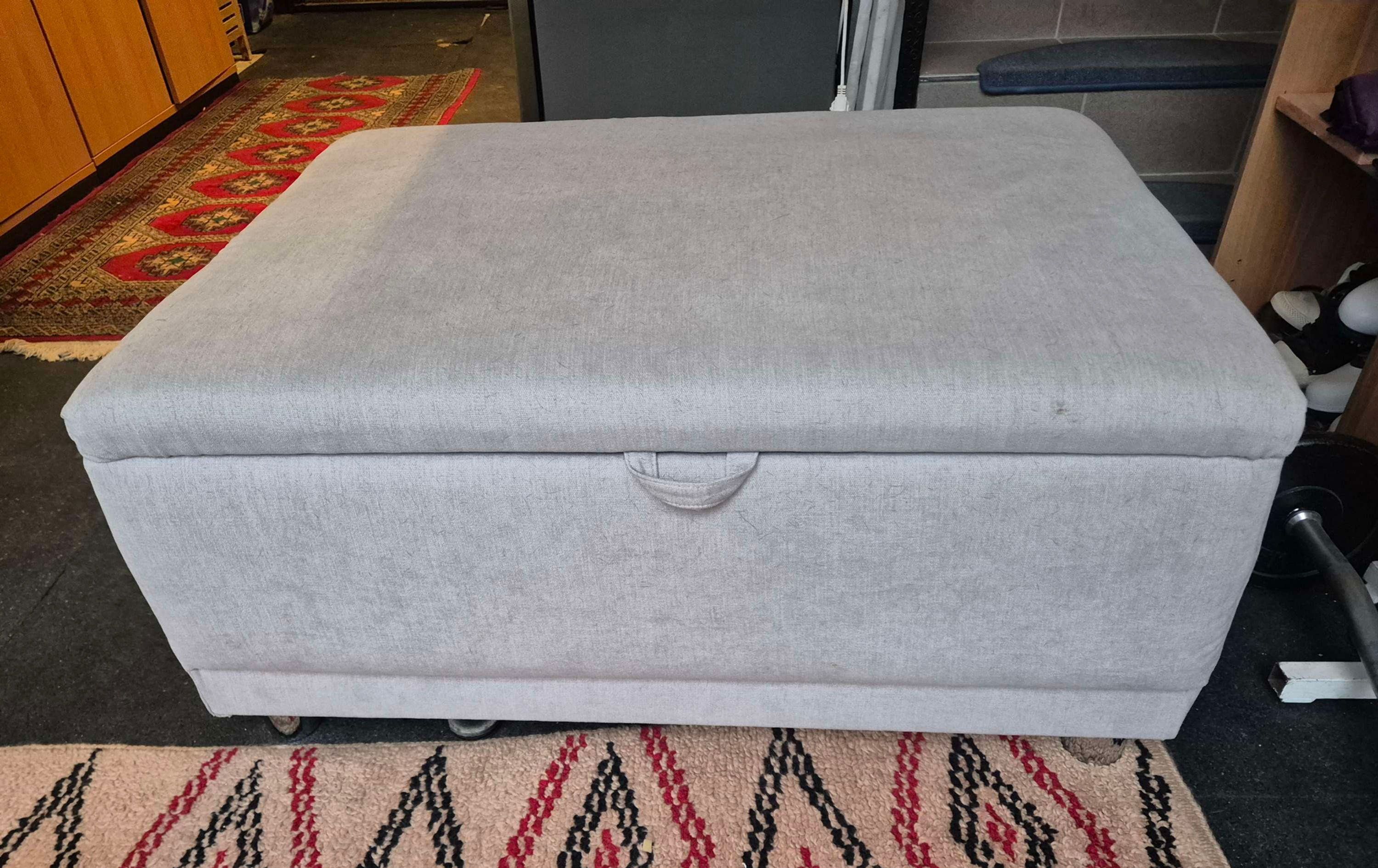 Sofahocker mit Stauraum 