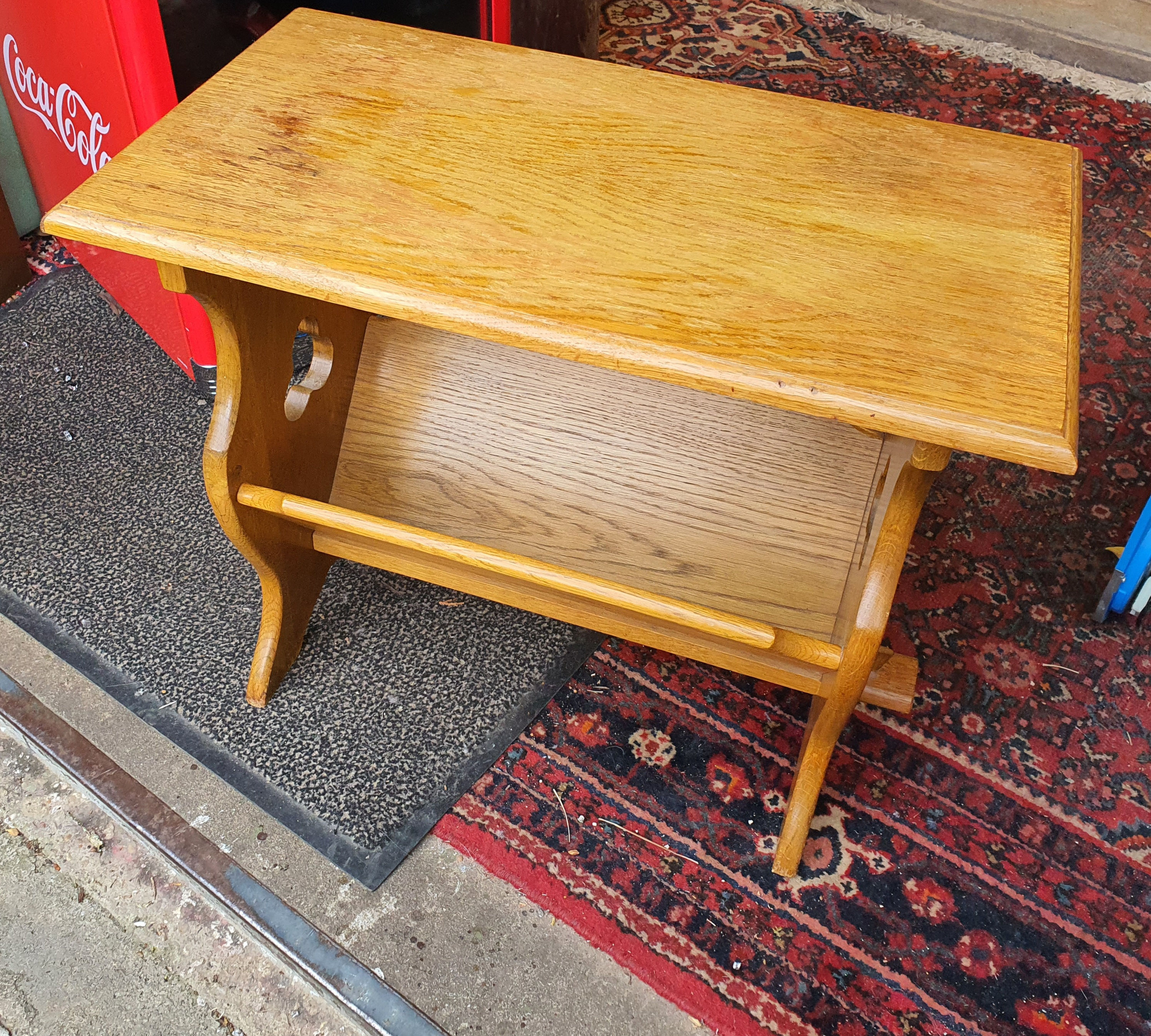 Zeitungsständer mit Ablage 