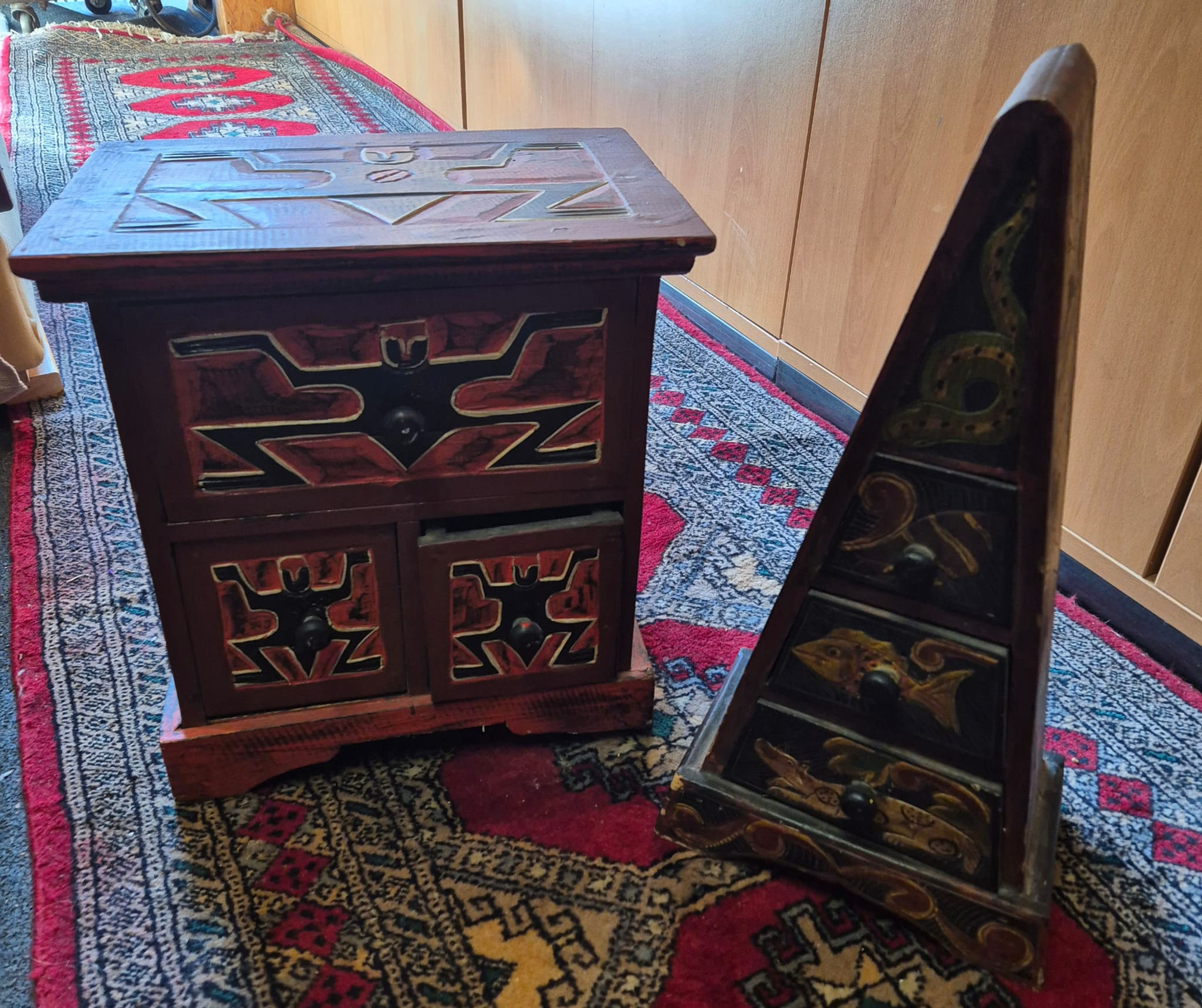 Holz Kleinmöbelset mit Verzierungen