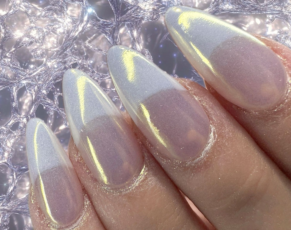 Vue rapprochée d’un kit complet de pose d’ongles avec lampes UV et pinceaux