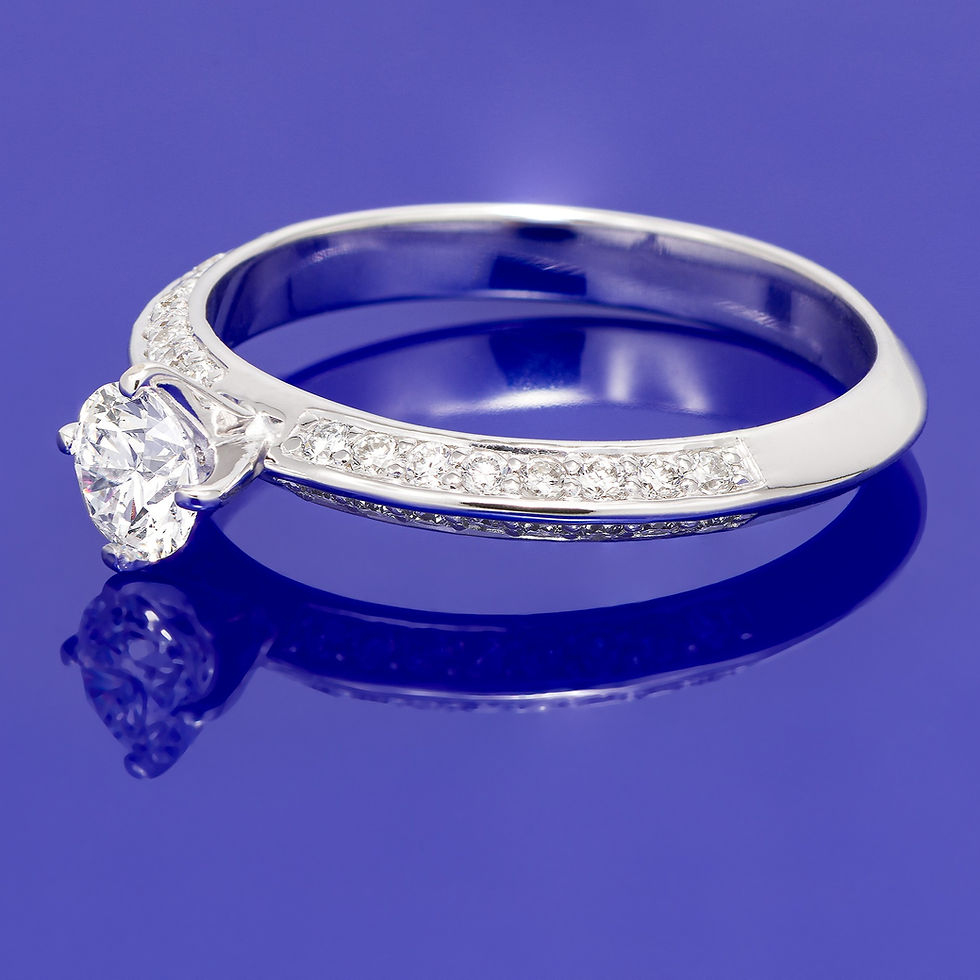 Miniatură: Inel din aur alb de 14k cu diamante in total de 0.69 ct.