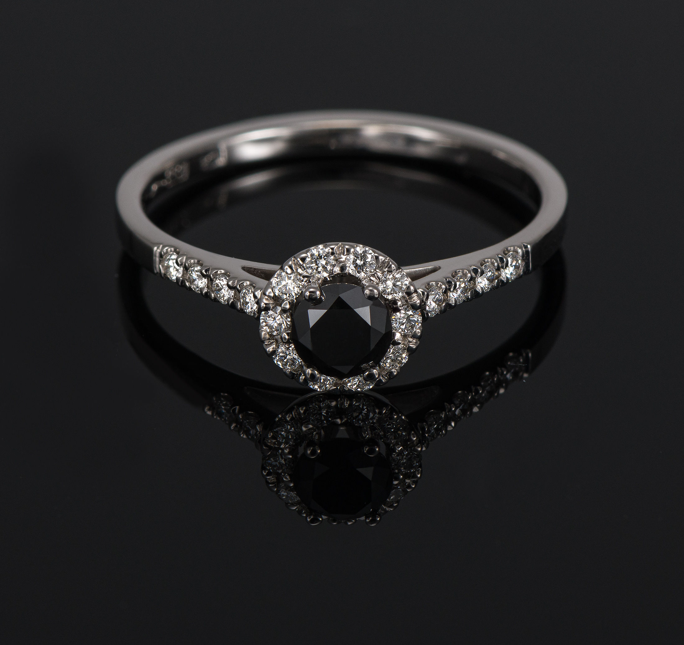 Inel din aur alb de 14k cu diamante de 0.43 ct.