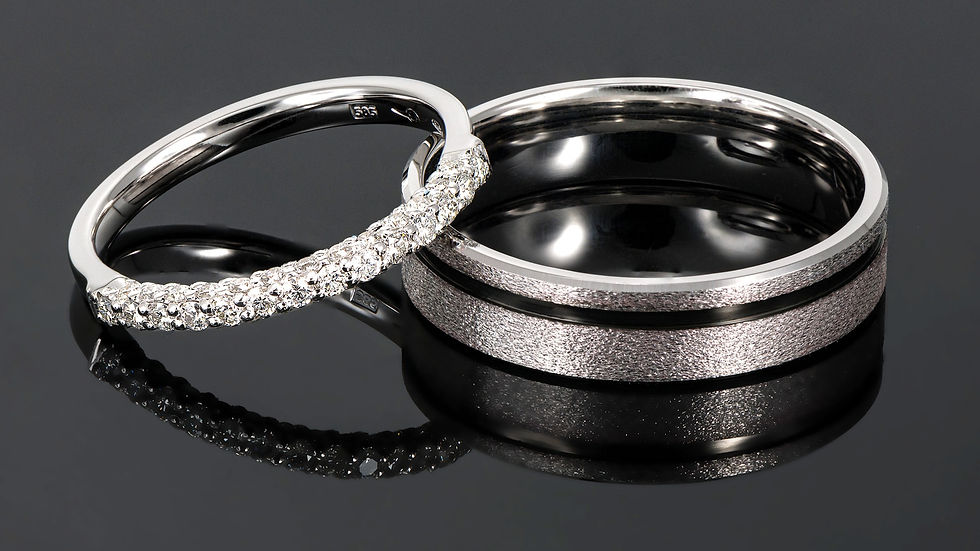 Pereche de verighete din aur alb de 14 K cu diamant de 0.42 CT.